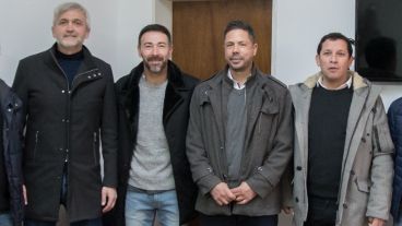 Carloni, a la derecha del Kily, dijo que si el DT lo desea, Lavezzi podrá jugar en Central.