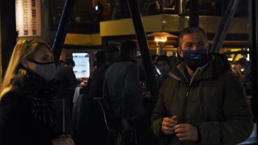 Funcionarios provinciales realizando controles en bares.