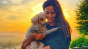 Lucha Aymar con su perrito fallecido.