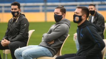 La atípica presentación del Kily con los jugadores en el Gigante.
