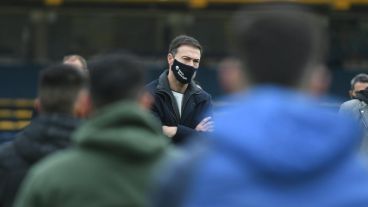 La atípica presentación del Kily con los jugadores en el Gigante.