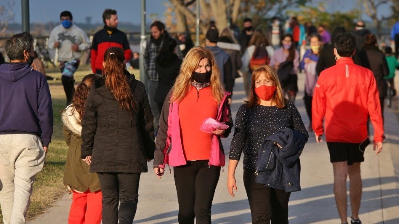 Con barbijos pero muchos: los parques de la costanera de Rosario este sábado.