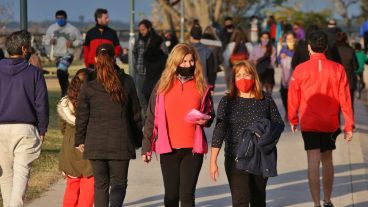 Con barbijos pero muchos: los parques de la costanera de Rosario este sábado.