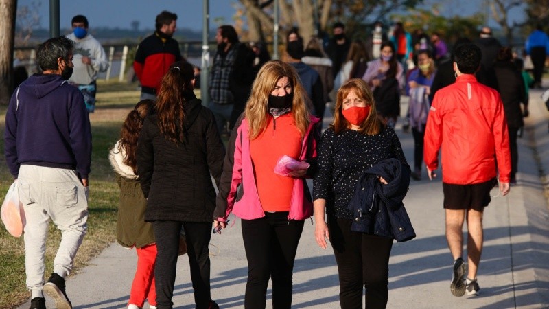 Muchos rosarinos se volcaron al río y en algunas zonas no se respetó la distancia.
