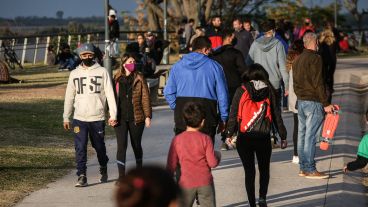 Los rosarinos salieron a pasaear este sábado por la costanera.