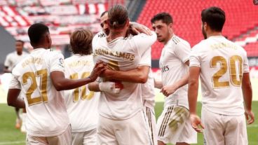 El equipo merengue festeja el gol de penal de Sergio Ramos.