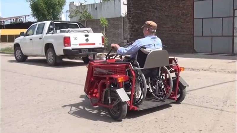 Miguel puede ingresar con la silla de ruedas al triciclo.