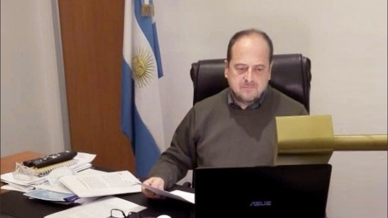 El funcionario continúa sus obligaciones desde su domicilio.