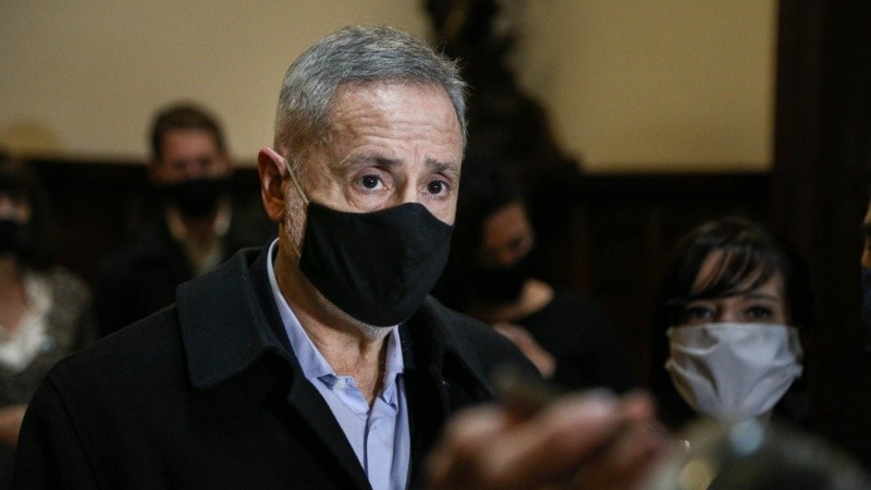 Sain tuvo un fuerte cruce con el periodista rosarino Mauricio Maronna. 