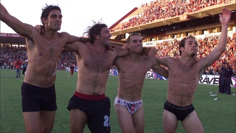 Ré, junto a Maidana, Capria y Belluschi tras la coronación en 2004.