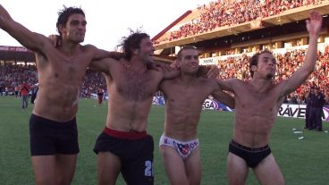 Ré, junto a Maidana, Capria y Belluschi tras la coronación en 2004.