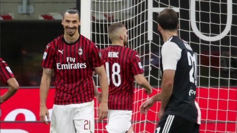 Ibrahimovic sonríe ante Higuaín. El sueco marcó un penal para la levantada.