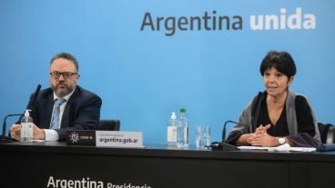 Los funcionarios nacionales durante la presentación de la iniciativa.