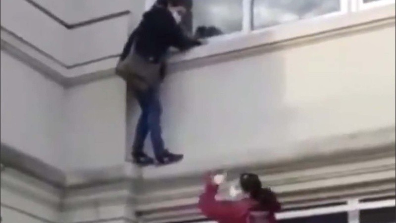 La mujer fue retirada del lugar. 