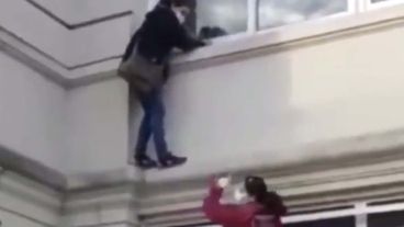 La mujer fue retirada del lugar.