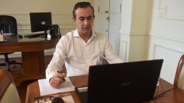 Javkin encabezó la reunión virtual del consejo de riesgo municipal.