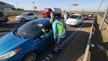 Se busca evitar un ingreso indiscriminado de personas a Santa Fe.