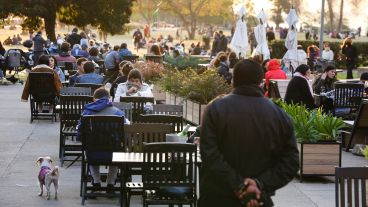 La ventilación, el distanciamiento social y el uso de mascarillas son clave.