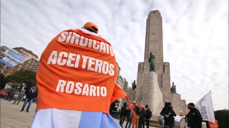 El sindicato de Aceiteros encabezó la movilización al Monumento. 