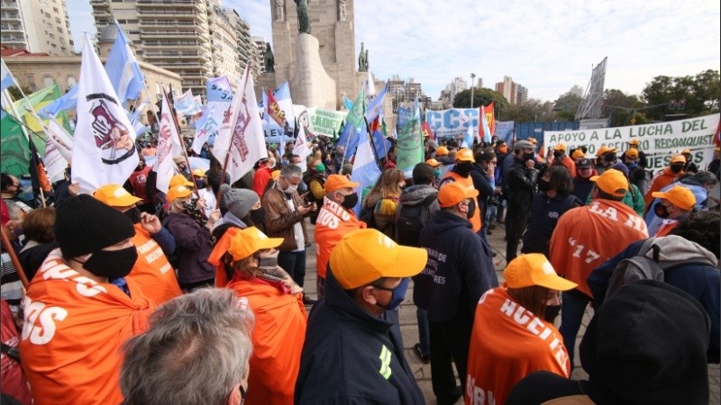 El sindicato de Aceiteros encabezó la movilización al Monumento. 