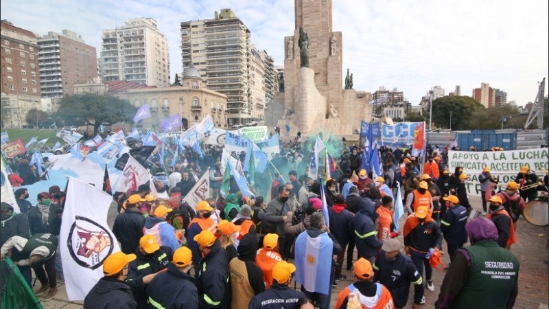 El sindicato de Aceiteros encabezó la movilización al Monumento. 