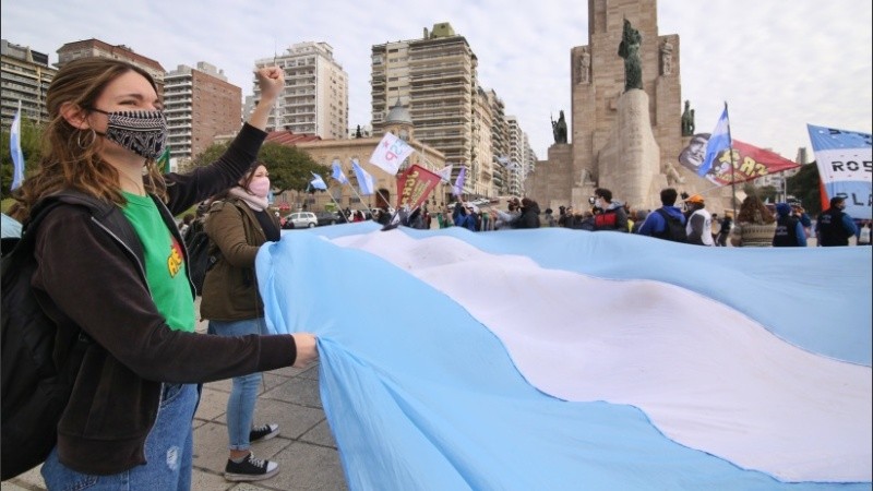 El banderazo de este jueves en el Monumento a favor de la estatización de Vicentin. 
