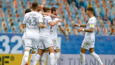 El festejo de Leeds en un triunfo vital para el ascenso a la Premier.