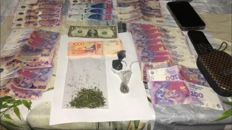 Se incautaron drogas, armas, celulares y material de interés para la causa.