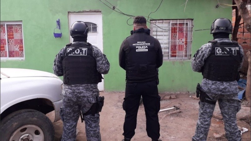 Se incautaron drogas, armas, celulares y material de interés para la causa.