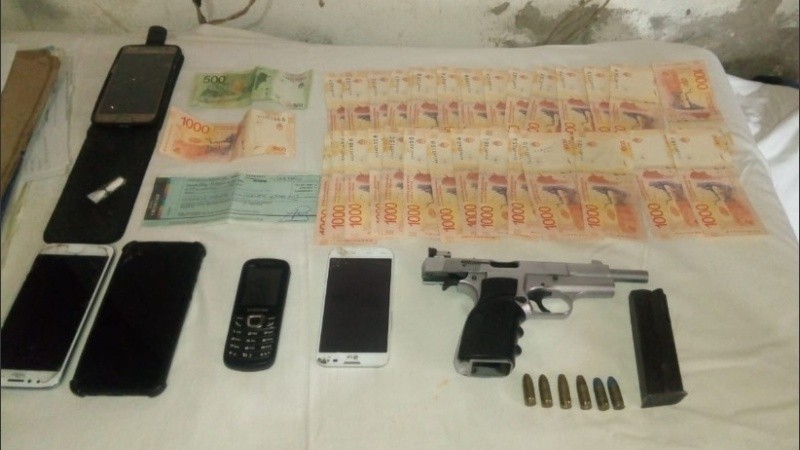Se incautaron drogas, armas, celulares y material de interés para la causa.