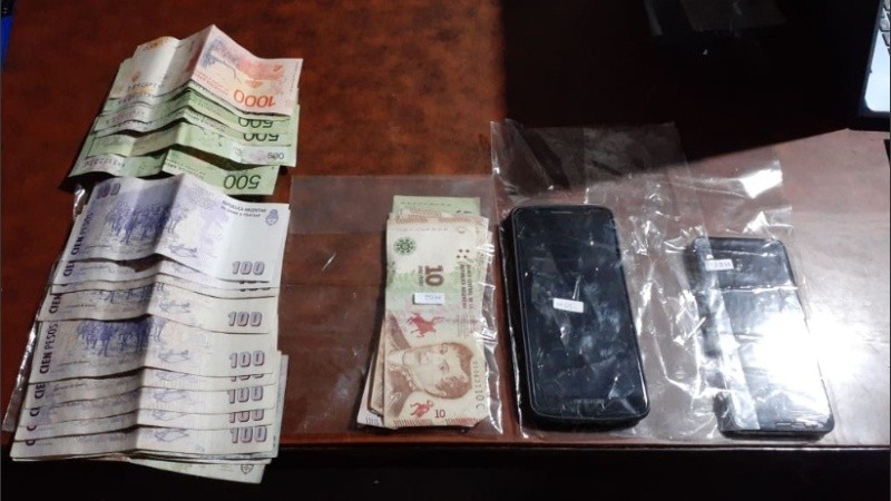 Se incautaron drogas, armas, celulares y material de interés para la causa.