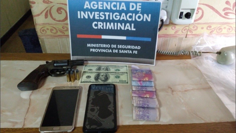 Se incautaron drogas, armas, celulares y material de interés para la causa.