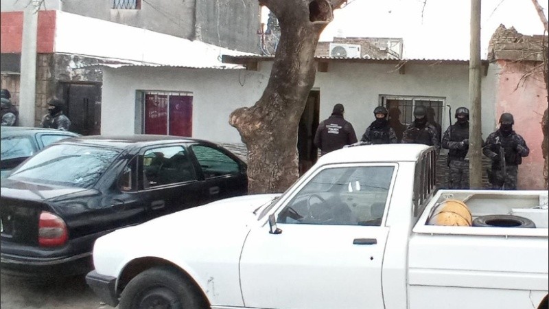 Se incautaron drogas, armas, celulares y material de interés para la causa.