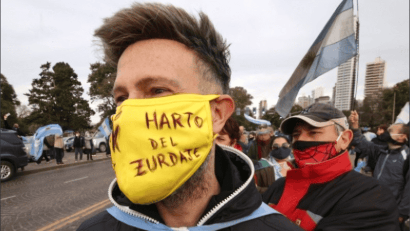 Un manifestante en el Monumento, donde amenazaron a un fotógrafo.