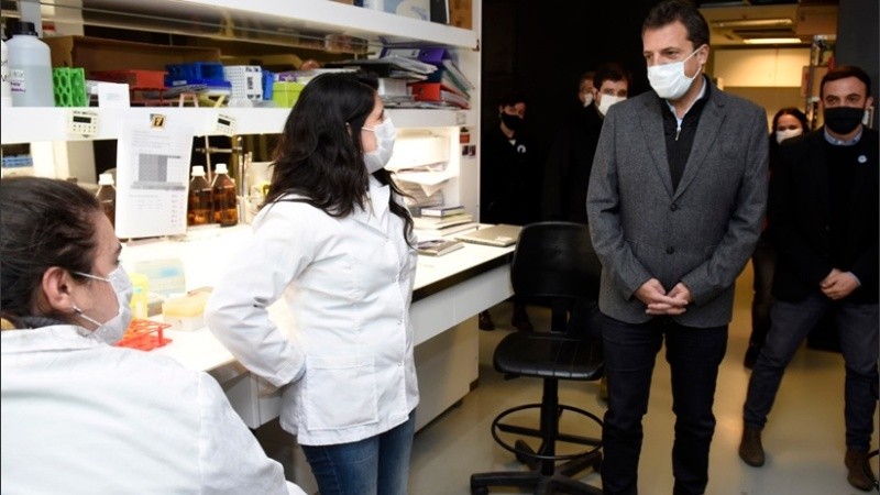 Massa recorrió los laboratorios de la Universidad de San Martín.