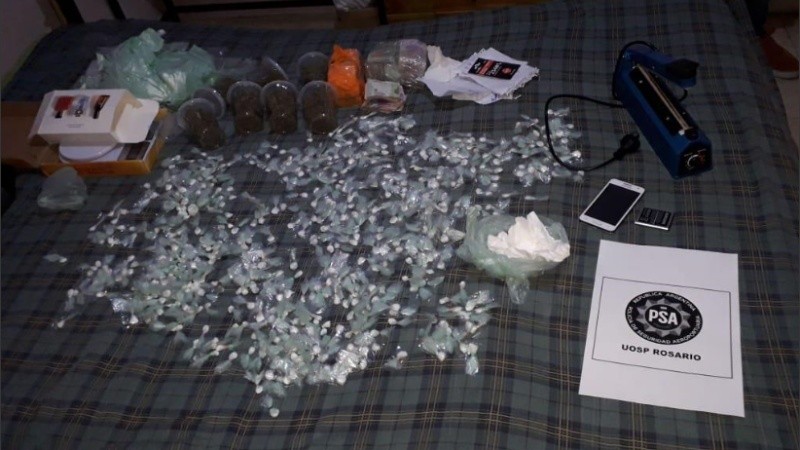 Parte de la droga incautada en los 18 allanamientos hechos este sábado.