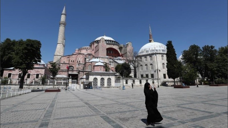 La basílica de Santa Sofía se terminó de construir en el año 537. Fue convertida en mezquita, cuando los otomanos conquistaron Constantinopla, en 1453, y comenzó a funcionar como museo en 1934,