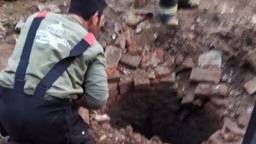 Los bomberos trabajaron varias horas en el pozo.