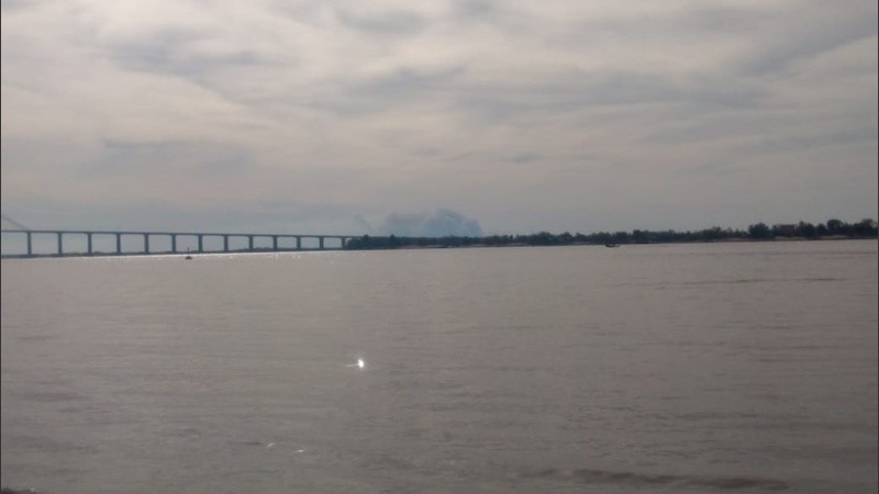 El humo se puede ver desde el centro y el norte de la ciudad.