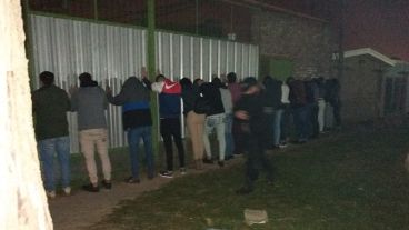 Los jóvenes demorados en la vivienda de Capitán Bermúdez.