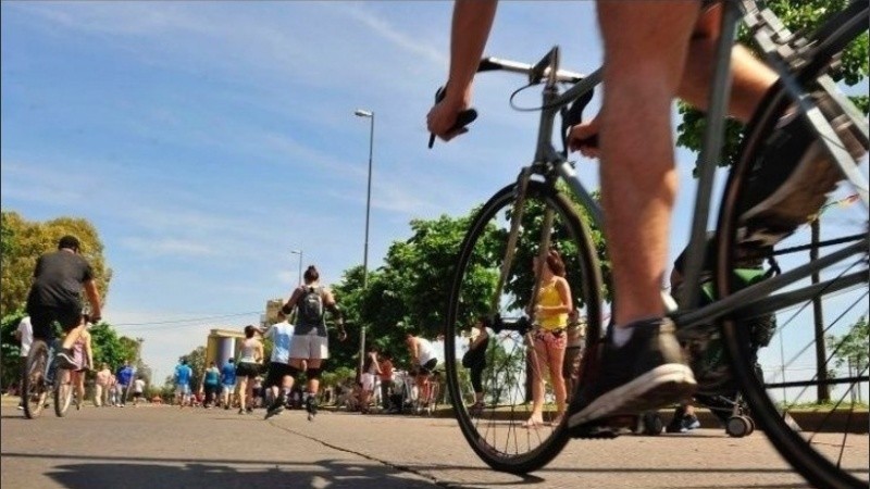 Frente a los parques de las Colectividades y Sunchales, sin tránsito vehicular.