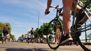 Frente a los parques de las Colectividades y Sunchales, sin tránsito vehicular.