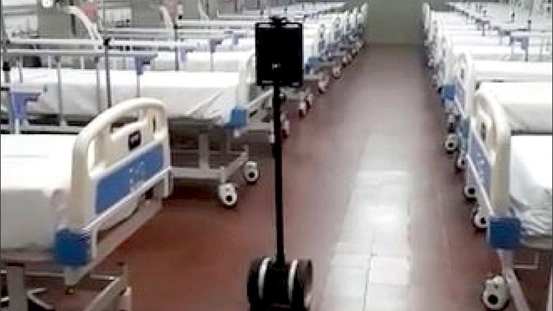 El robot monitorea pacientes y está capacitado para llamar al personal de salud.