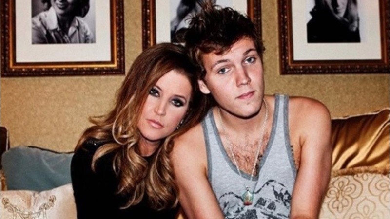 Lisa Marie Presley, hija de Elvis Presley, compartió una foto junto a su hijo, el fallecido Benjamin Keough,