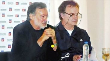 Rafael está contento con el presente de su hermano.