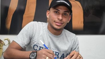 Vergara en la firma del contrato. El colombiano le pegó duro a Central.