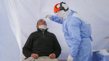 El hisopado para detectar la presencia de covid-19.