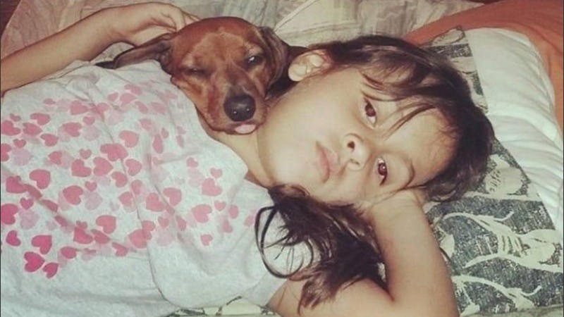 Josefina y su perra, siempre unidas.