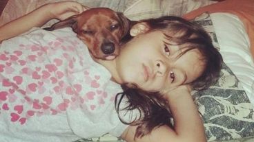 Josefina y su perra, siempre unidas.