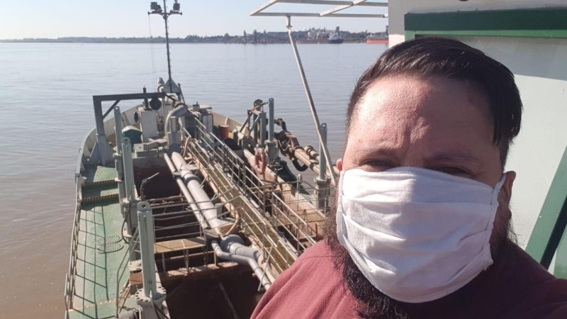 Javier, el capitán de la draga, es un caso sospechoso de coronavirus y será atendido en Rosario. 